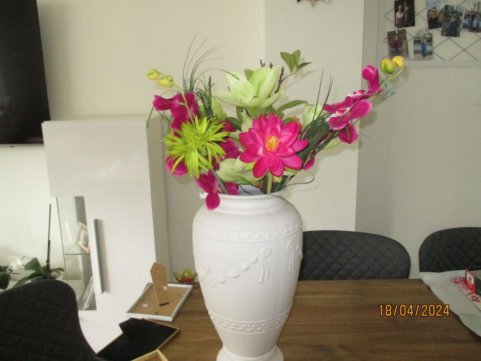 Super hübsche Vase mit künstlichen Blumen in Hamburg