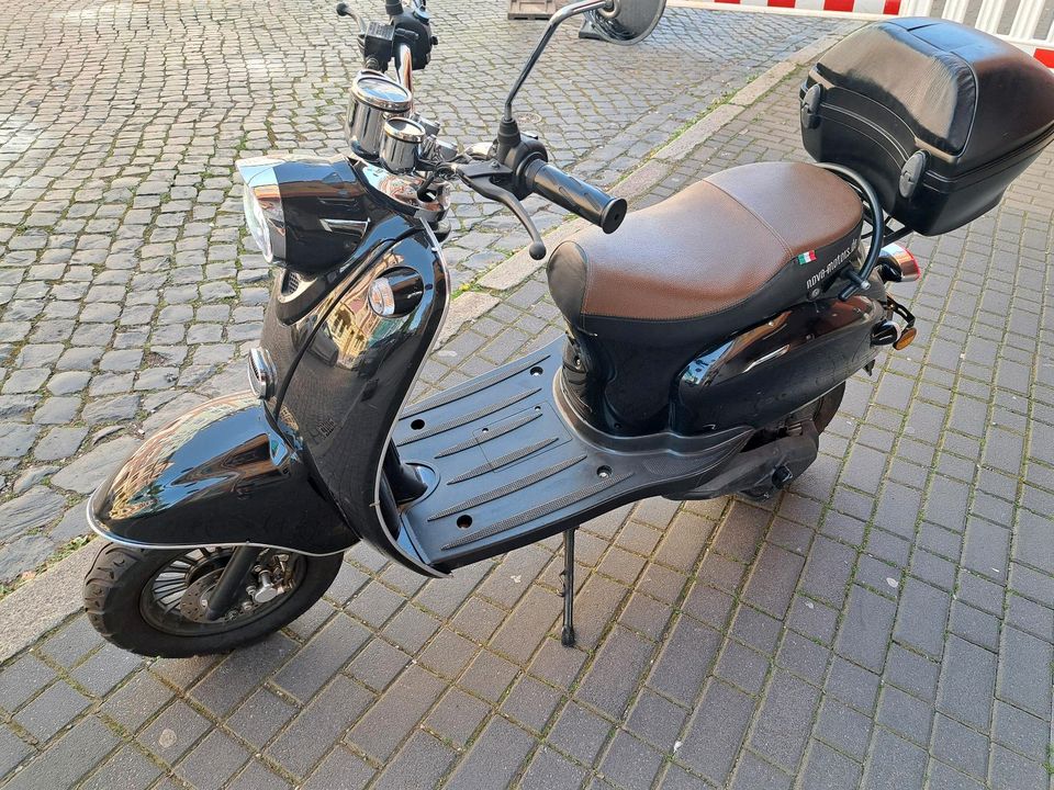 Elektro Motoroller von Nova Motors in Erfurt