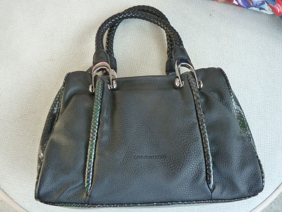 Damen Handtasche CAREN PFLEGER schwarz 31x21,5x7,5 neuwertig in Greding