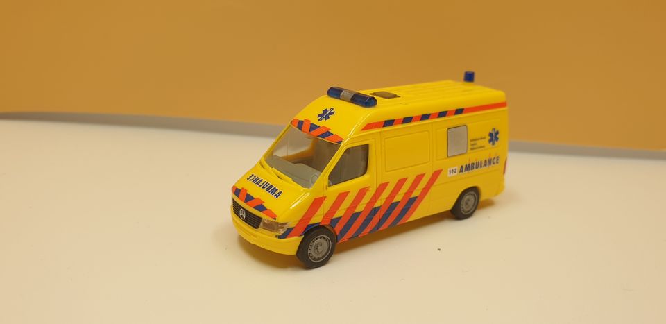 Herpa 043601 MB Sprinter Ambulance Engden Niederlande RTW in Salach