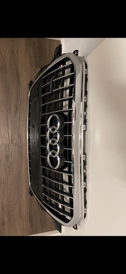 Audi Q5 8R Kühlergrill Chrom Original Bj. 2014 in Augsburg