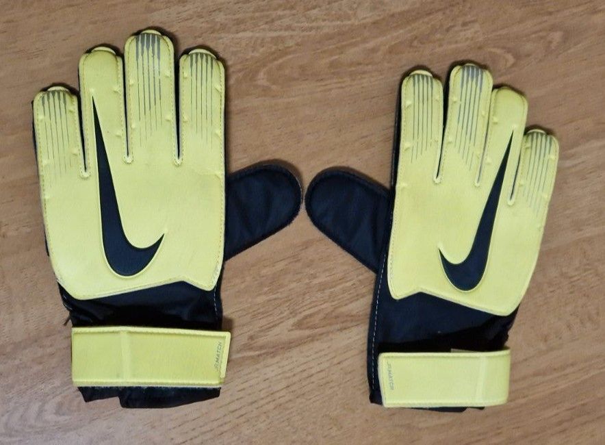 Nike Fußball Torwart Handschuhe  Gr. 7 in Röderland