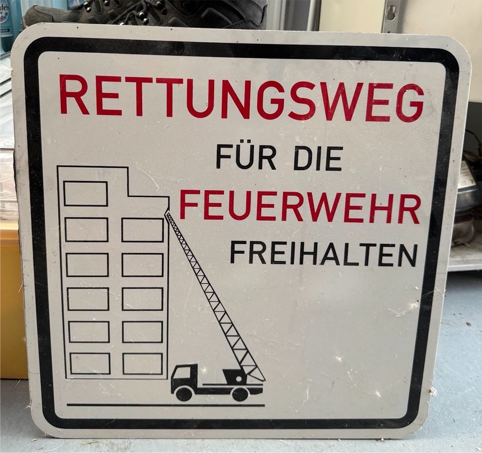 Schild Alu 500 x 500 „ Rettungsweg für die Feuerwehr freihalten „ in Duisburg