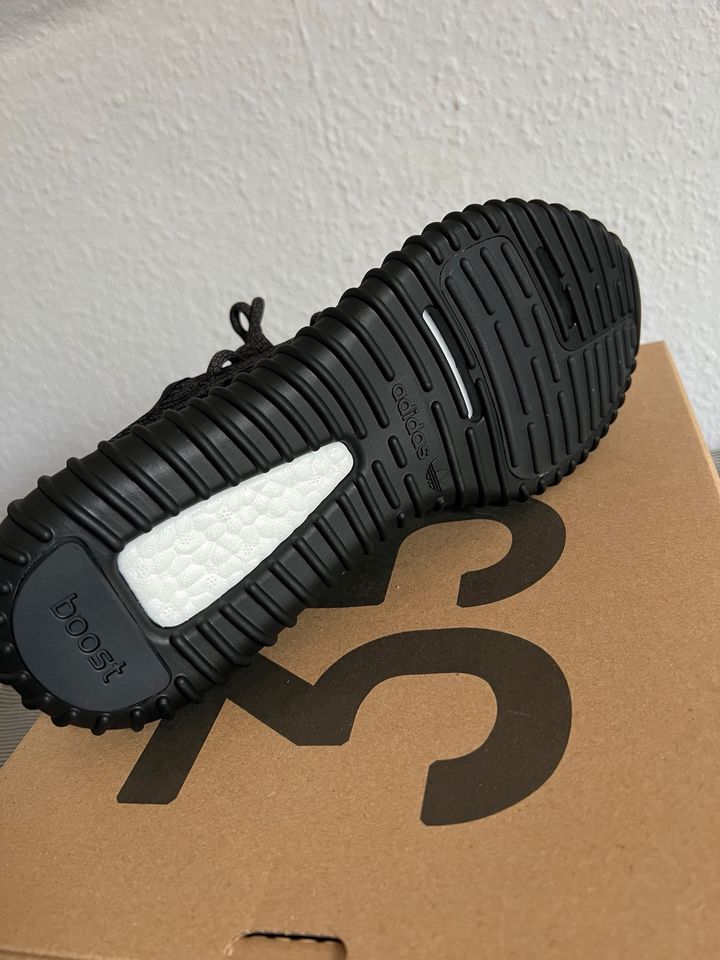 Yeezy Boost 350 Black Pirate in Neuss