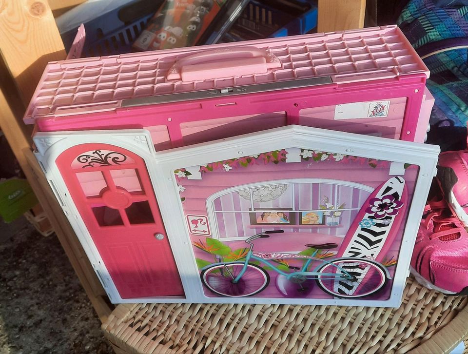 Puppe Barbie Haus Koffer Spielzeug Spiel in Nagold