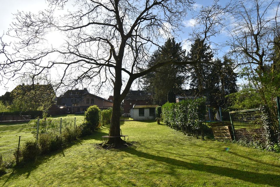 Bezugsfreies Wohnhaus mit großem Garten, Garagen und separaten Nutzflächen im Innenhof in Aachen