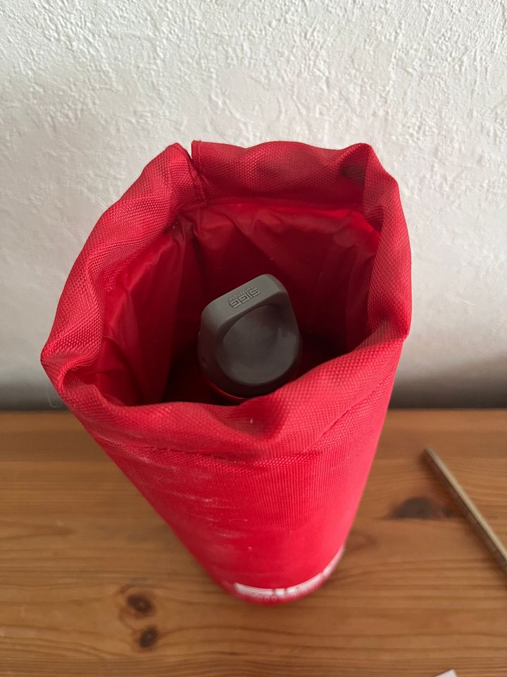 SIGG Wasserflasche 1L rot mit Hülle in Leverkusen