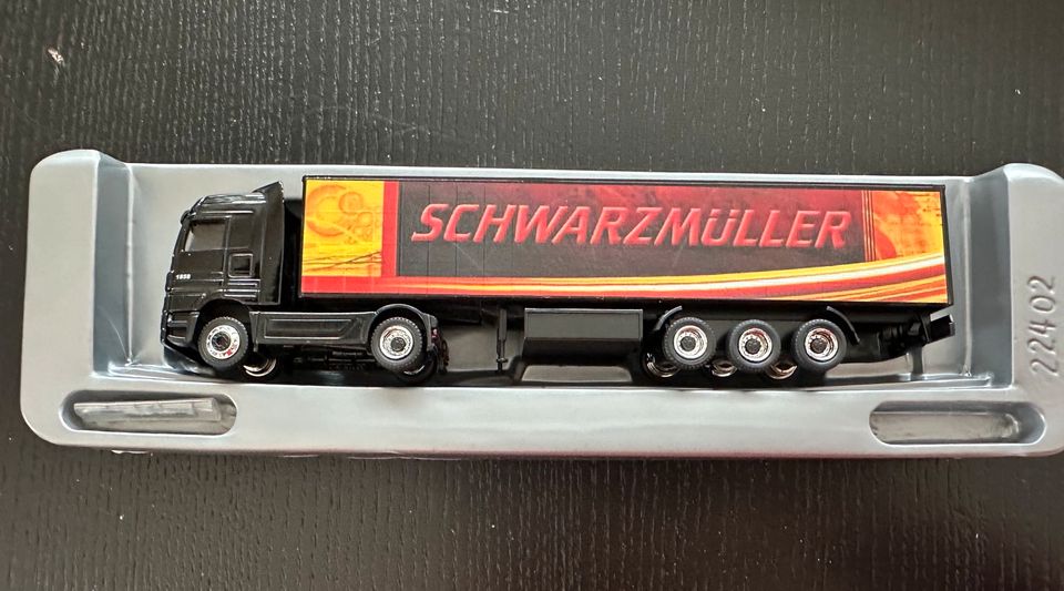 Schuco-Modell 1:87. MB Schwarzmüller Sattelauflieger in Oberelbert