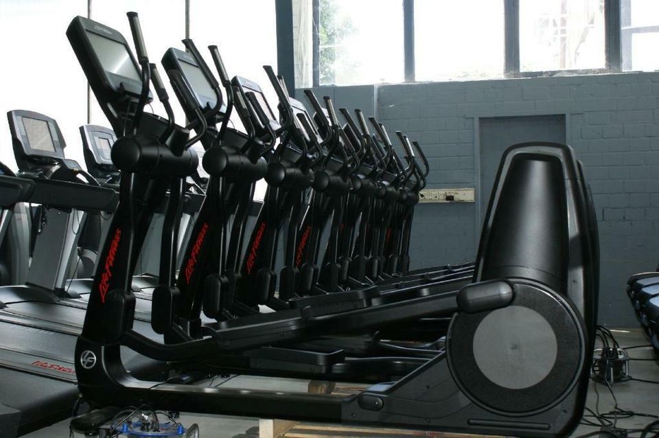 Life Fitness Crosstrainer 95x Elevation Serie - Discover Console in Detmold