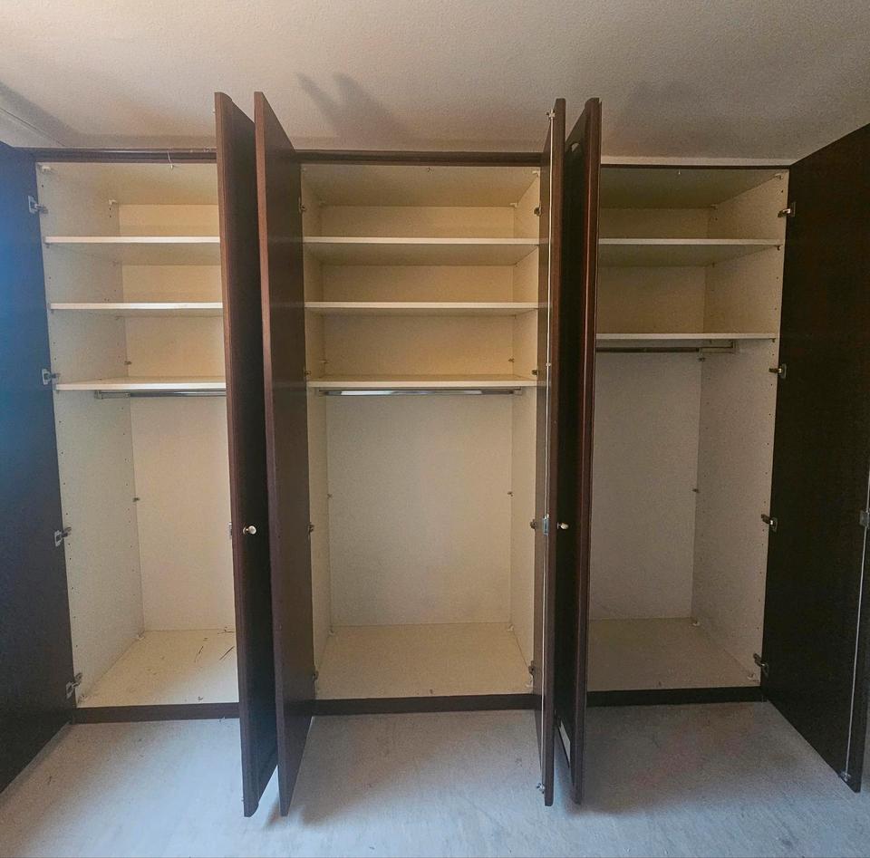 Großer Kleiderschrank mit Spiegel – abschließbar, 3 m Breite in Reinbek
