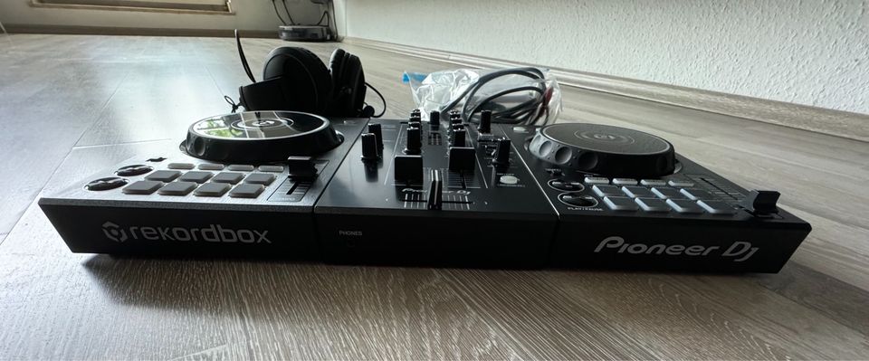 Pioneer DJ DDJ-400 Rekordbox DJ Controller mit Kopfhörern in Marl