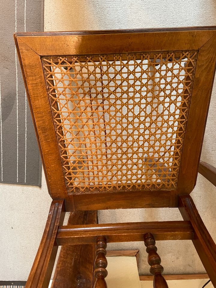 zwei alte Stühle mit Korbgeflecht-Sitzfläche in Remscheid