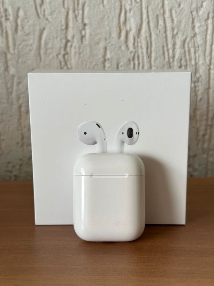 Originale Apple AirPods Bluetooth Kopfhörer 2. Gen. in Köln