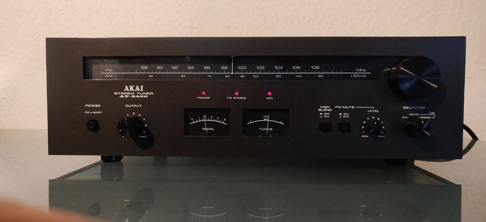 AKAI Stereo Tuner AT-2400 in Kelkheim