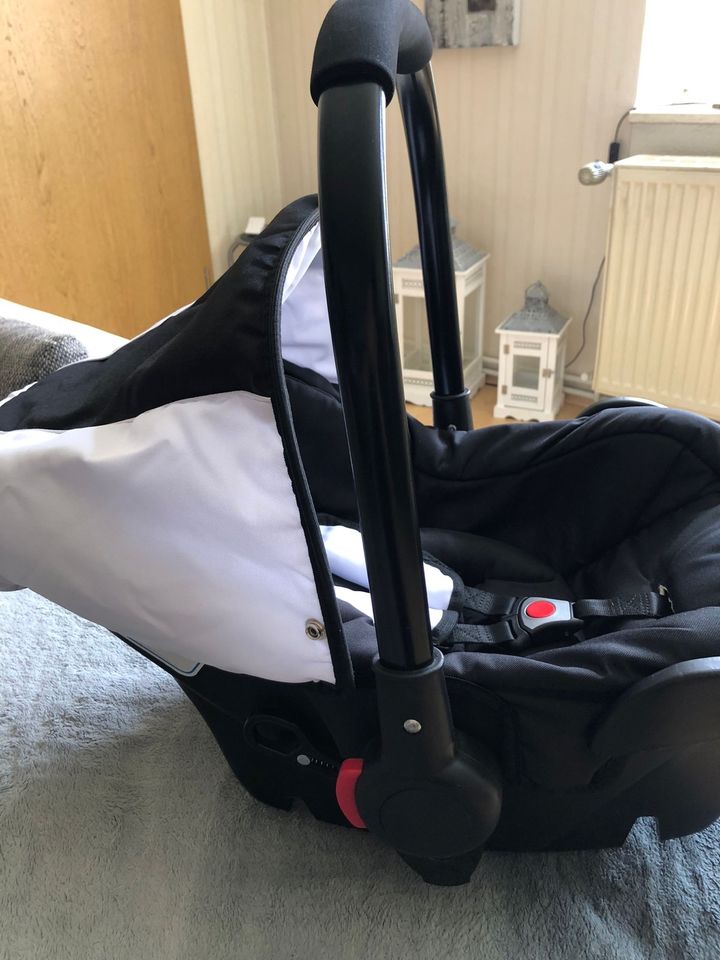 Kindersitz Babyschale Bergsteiger Black &White neuwertig in Helbra