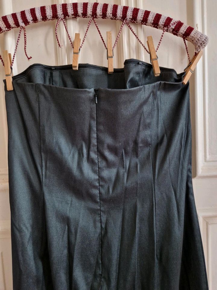 Mexx Festkleid schulterfreies Kleid schwarz glänzend Gr. 42 in Berlin