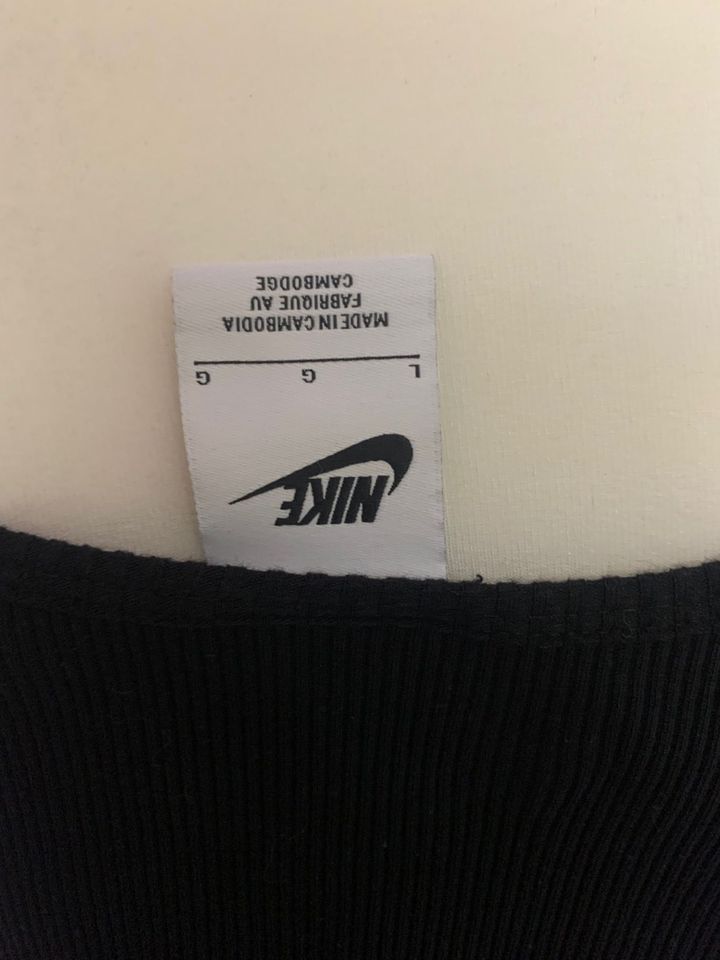 Nike schwarzes Sommerkleid Größe L in Wadgassen