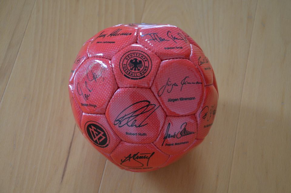 Fußball rot WM 2006 DFB Edition mit Autogrammen in Frankfurt am Main