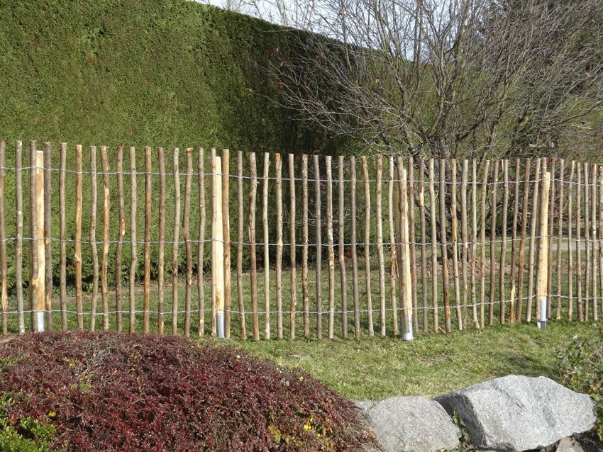Gartenzaun aus Holz Kastanie - Kastanienzaun ungeschälte Staketen in Reichshof