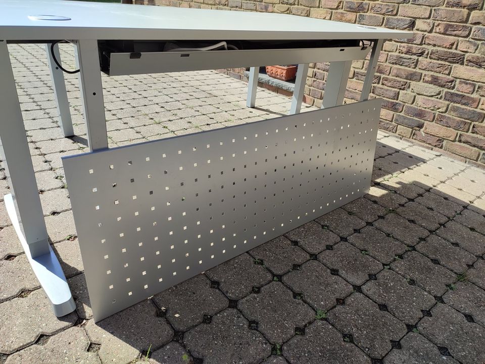 2 Höhenverstellbare Schreibtische elektrisch 160x80 u.120x60 cm in Nideggen / Düren