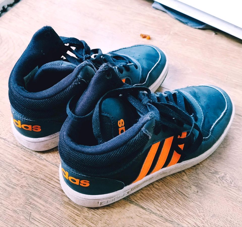 Adidas Stiefel Gr. 37 1/2 hu in Berlin