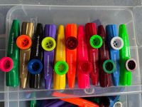 205 Kazoos verschiedene Farben und Aufdrucke. Schleswig-Holstein - Mielkendorf Vorschau