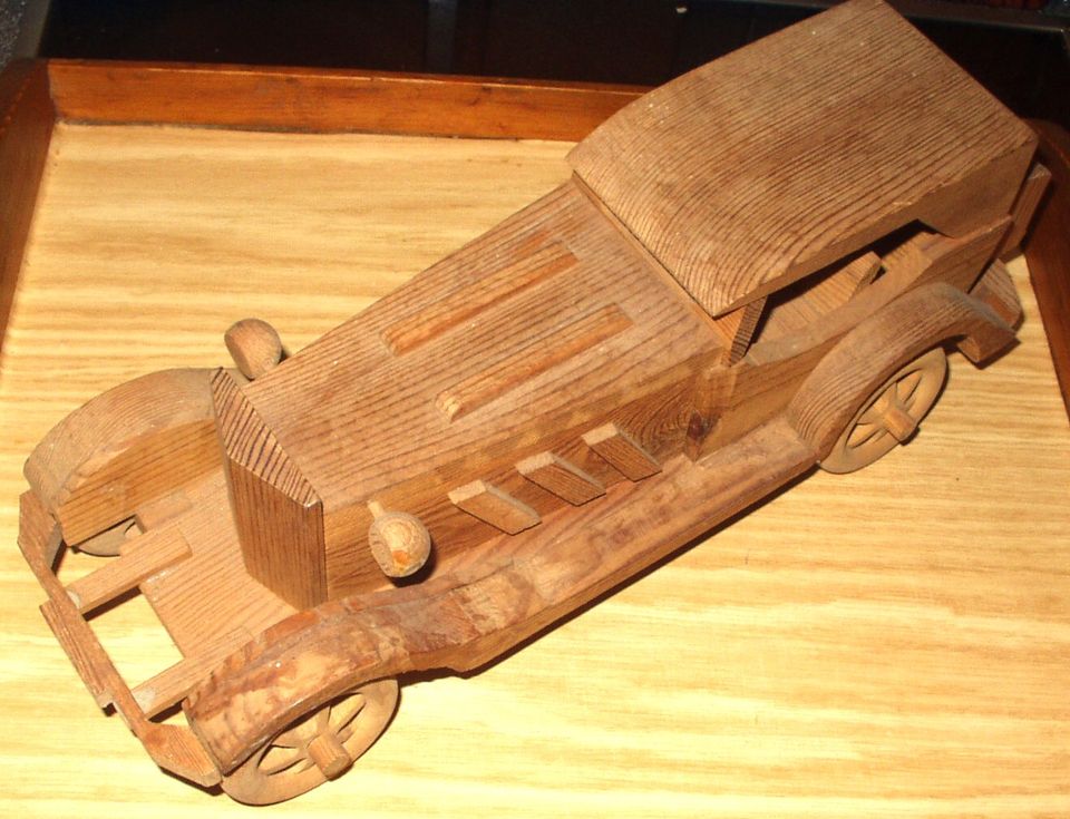 Auto aus Holz in Dorum