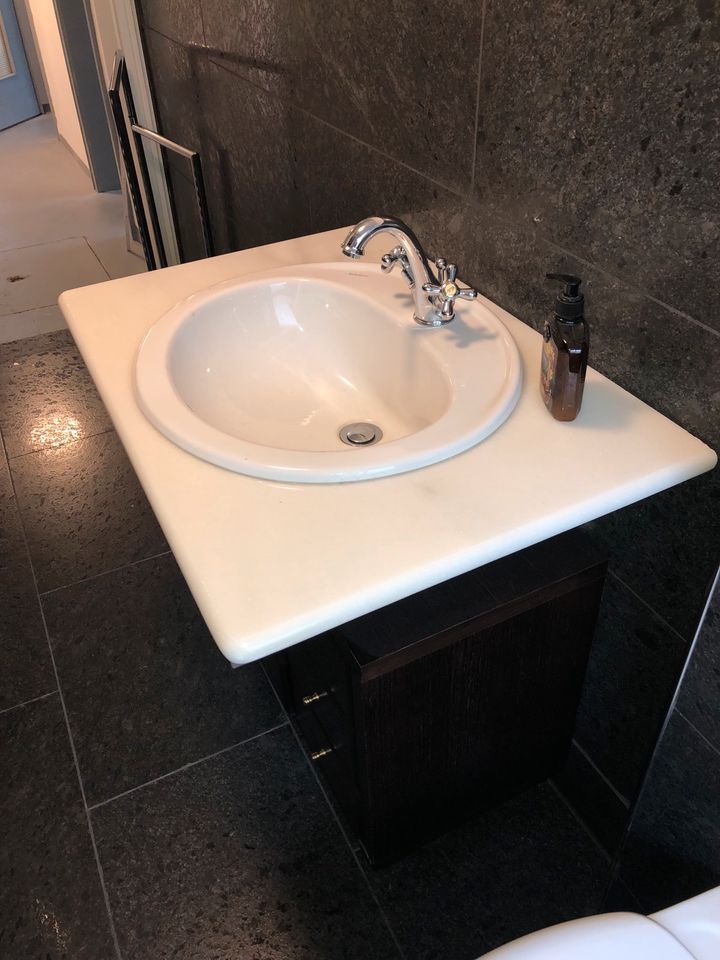 Badezimmer Waschtisch mit Unterschrank und Armatur ital. Design in Werdohl