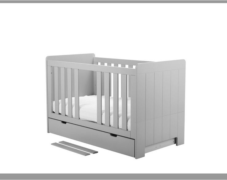 Kinderzimmer Baby/Kleinkind, Bett, Kleiderschrank, Wickelkommode in Euskirchen