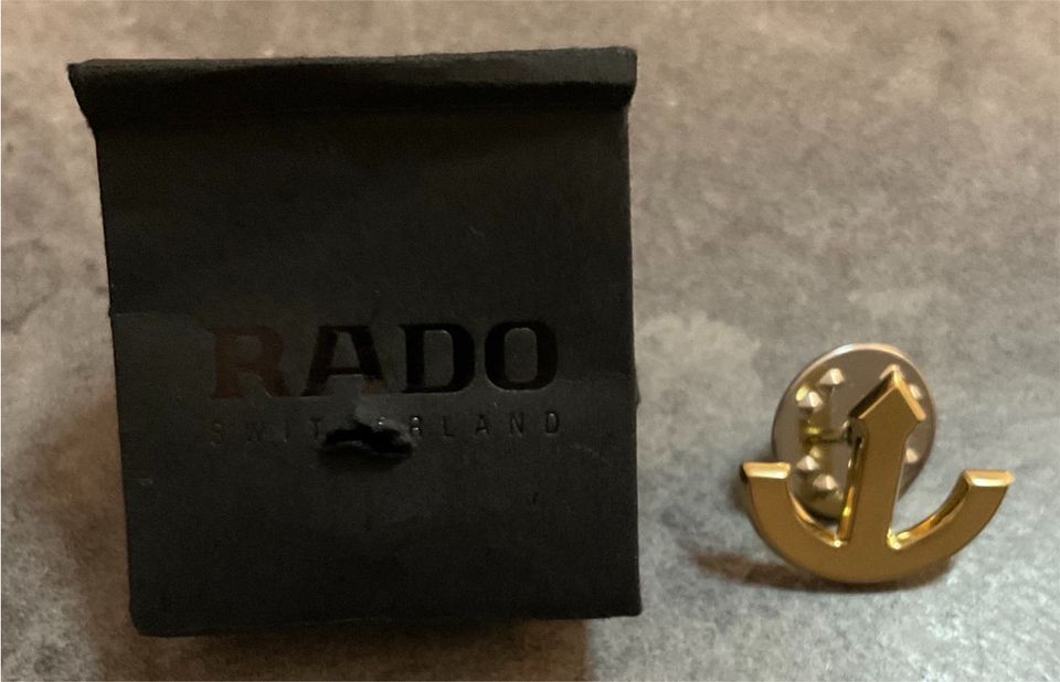 Rado Pin Anstecker NEU Goldfarbend RAR nicht im Handel in Oestrich-Winkel
