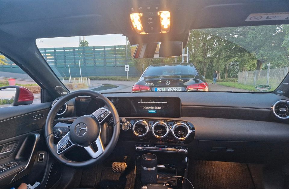 Mercedes Benz A250e DIST PANO BURMESTER 360° HEAD-UP ROT LIMO in Calw