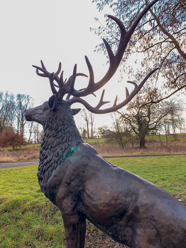 IMPOSANTE LEBENSGROSSE HIRSCHSKULPTUR FÜR IHREN GARTEN in Starnberg