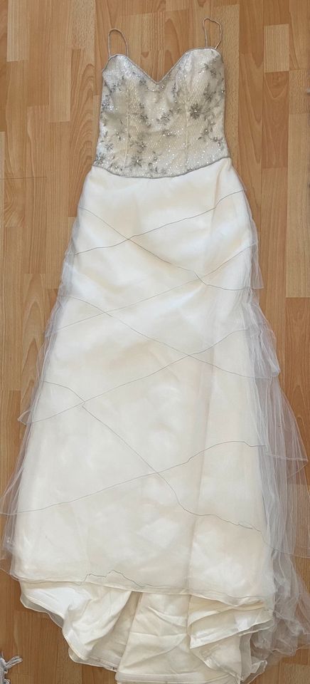 Brautkleid mit Pailletten und Perlen in Hofheim am Taunus