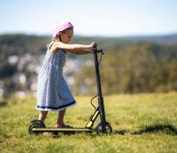 STREETBOOSTER Kinder E-Scooter BOOSTi inkl. Kinderhelm Hessen - Herborn Vorschau