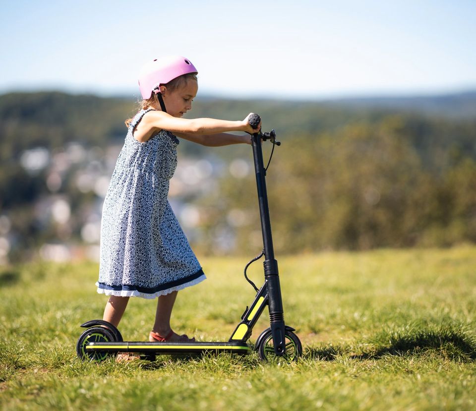 STREETBOOSTER Kinder E-Scooter BOOSTi inkl. Kinderhelm in Herborn