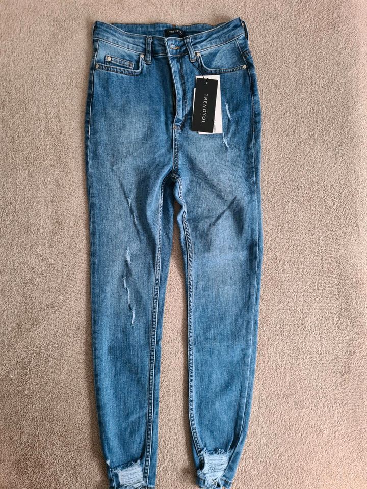 Neue Jeans Trendyol, Größe XS-S (34-36) in Hennef (Sieg)