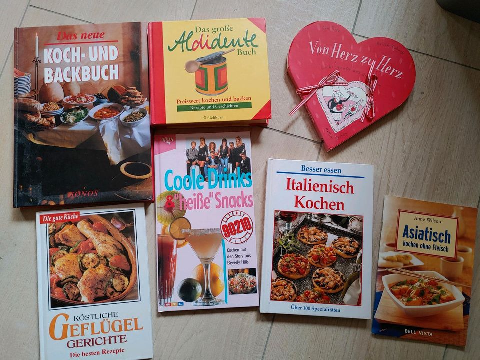 Kochbuch/ Backbuch , Asiatisch , italienisch, Geflügel , in Borchen