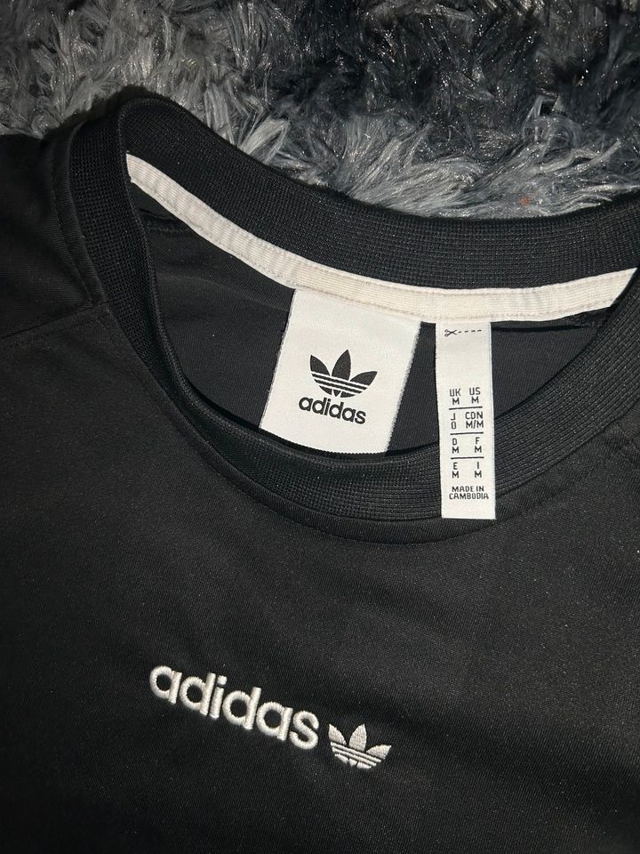 Adidas Shirt M in Saarbrücken