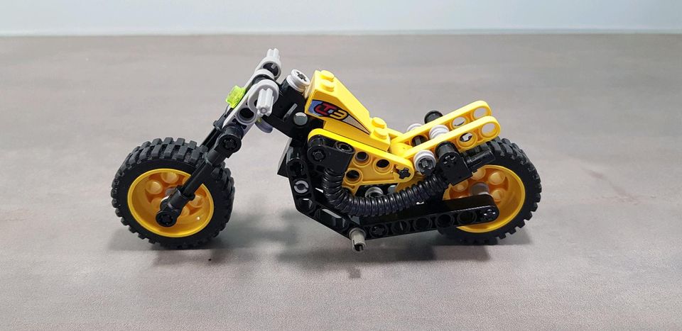 LEGO Technic 8251 Motorrad mit Federung in Herne