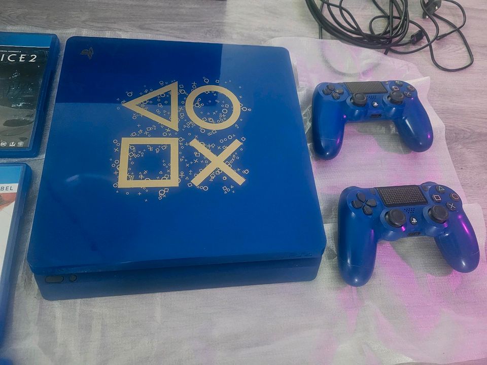 Playstation 4 LIMITED EDITION + 2 Controller in Erftstadt
