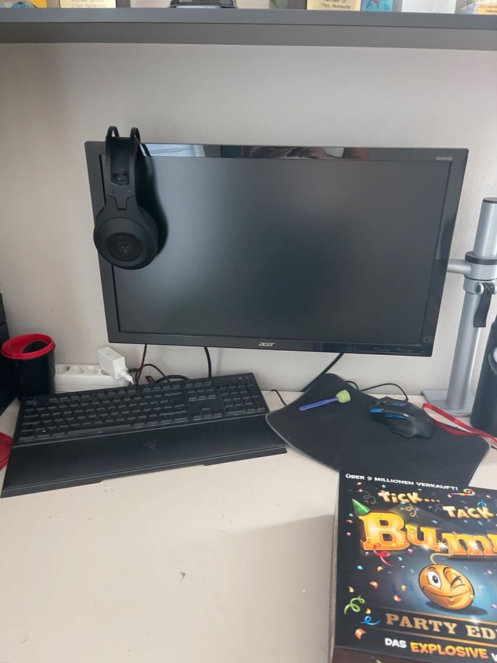 Bildschirm Kopfhörer mit Razer Tastaturen Gaming pc in Blankenfelde-Mahlow