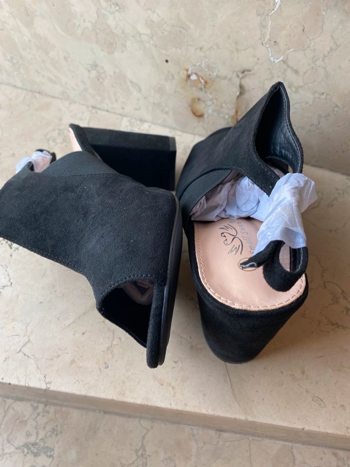 Small Swan Peeptoes Pumps 39 schwarz Wildleder Blockabsatz in Ochsenhausen