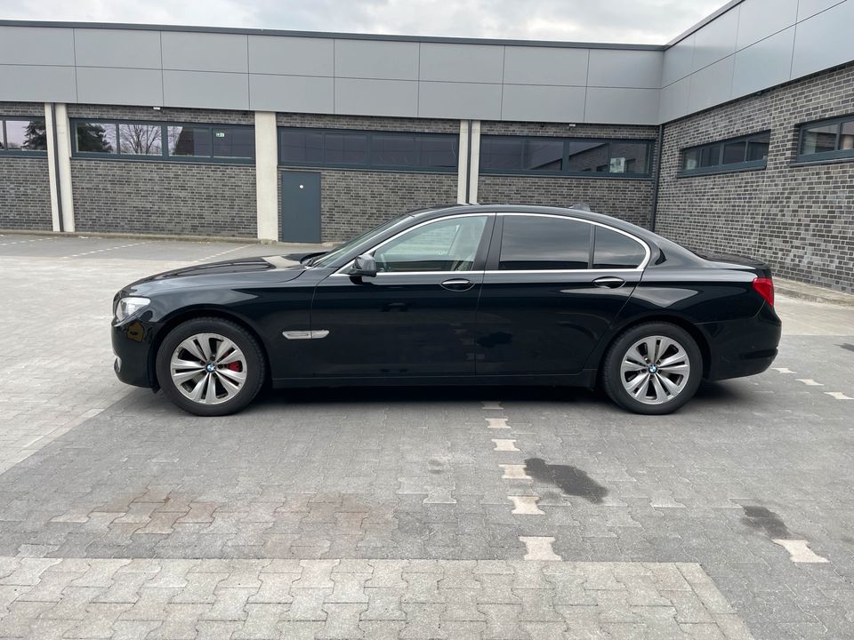 BMW 740D F01 Leder Navi Xenon Schiebedach TOP 7er in Berlin