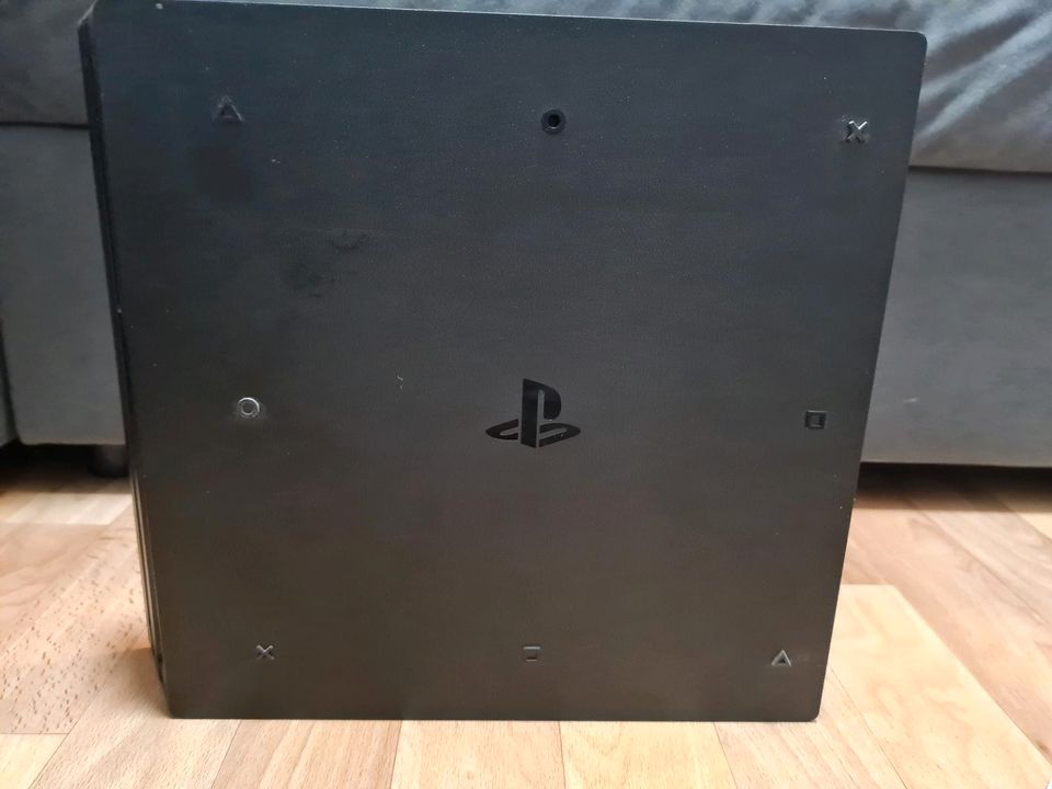 Playstation 4 Pro (CUH-7216 B), top Zustand, mit vier Spielen in Neubiberg