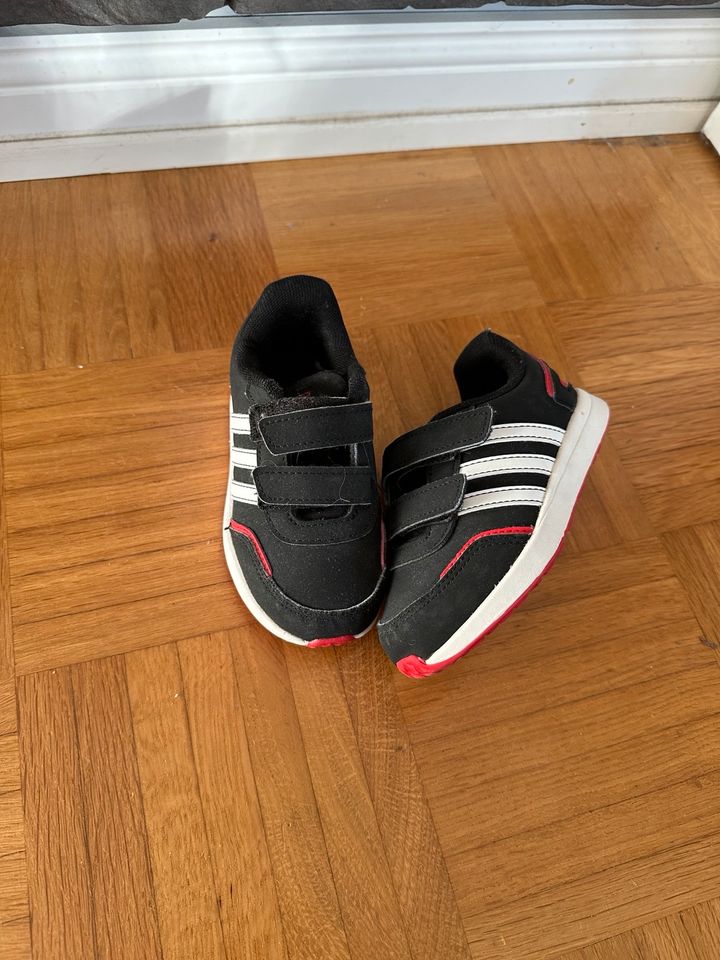 Adidas Sneaker Schuhe Kinder neu Größe 25 in Hamburg