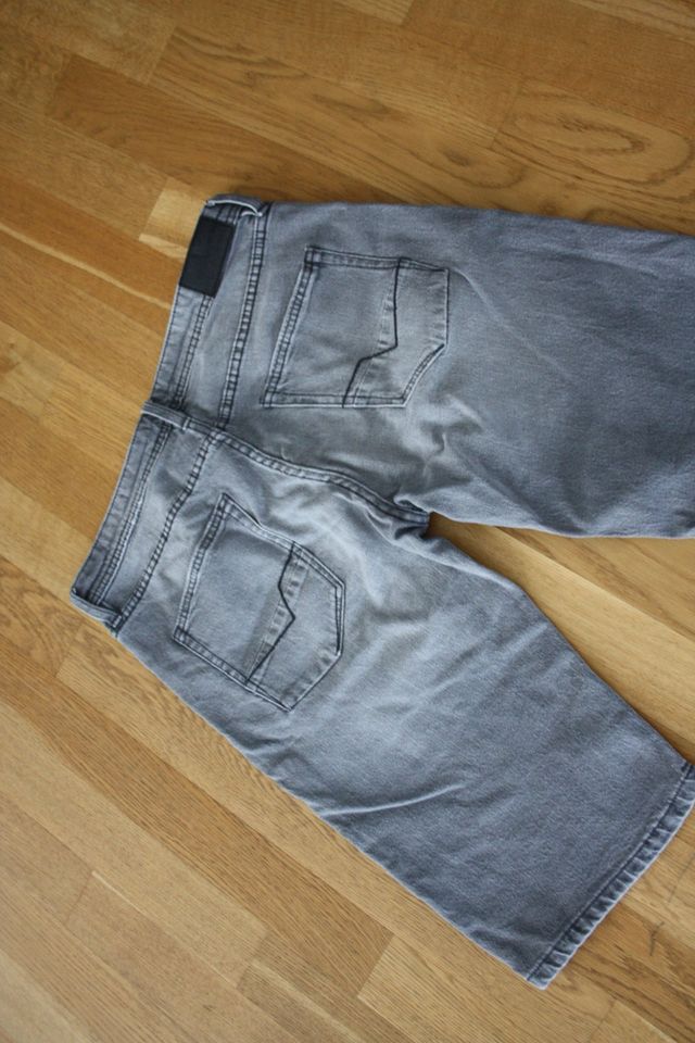 kurze graue JEANS von ESPRIT Gr. 30 in Dachau