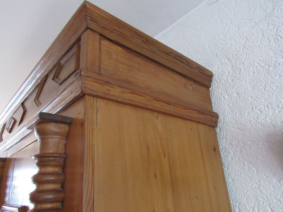 Basler Barockschrank Wäscheschrank, 17./18. Jh., Weichholz in Neustadt an der Weinstraße