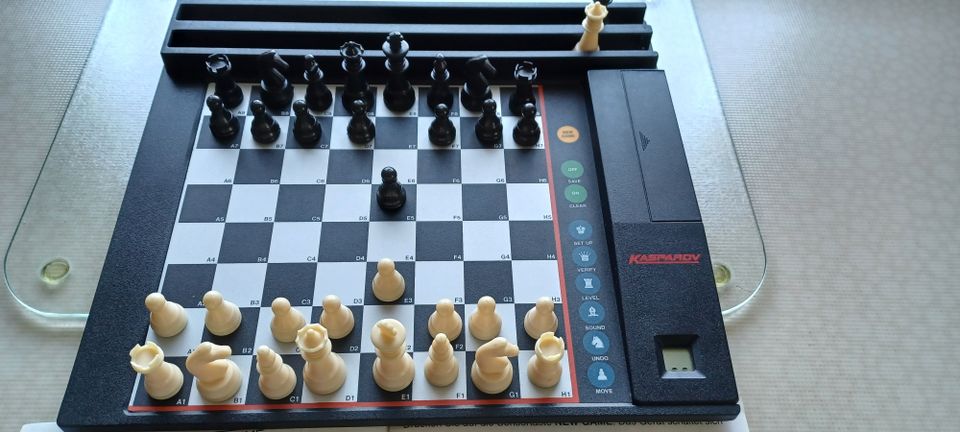 Schach-Computer  "Kasparov" in Großhansdorf