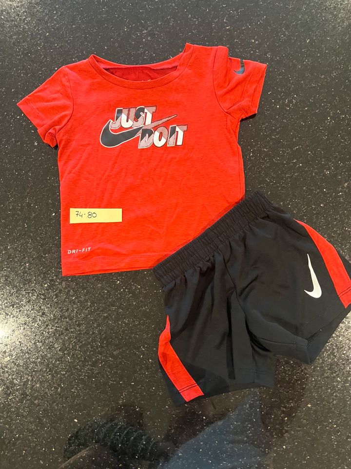 Nike Set-Shirt und Shorts in Dornburg