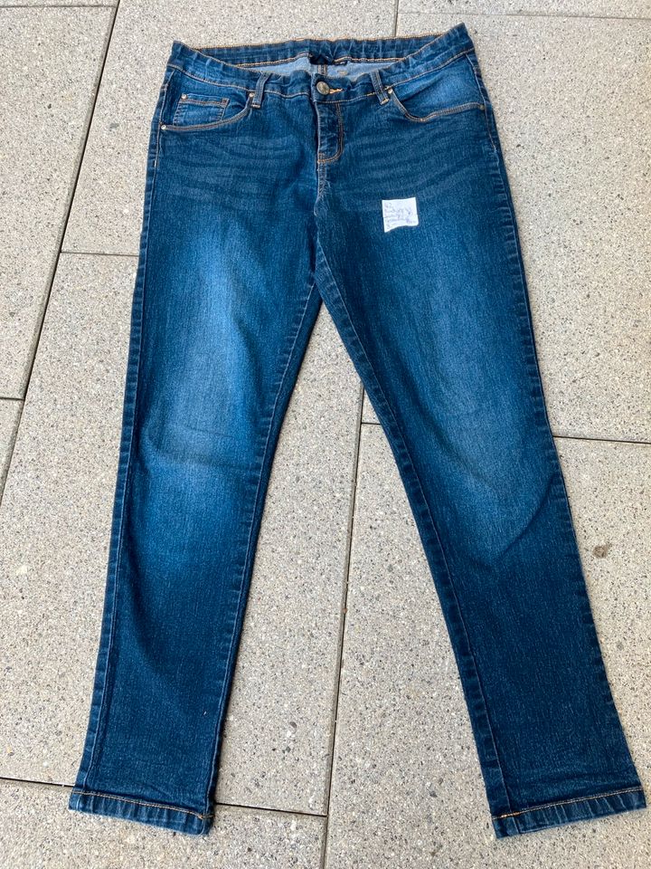 Dünne blaue 7/8 Hüft-Jeans Stretchjeans Gr. 42/44 esmara in Stuttgart